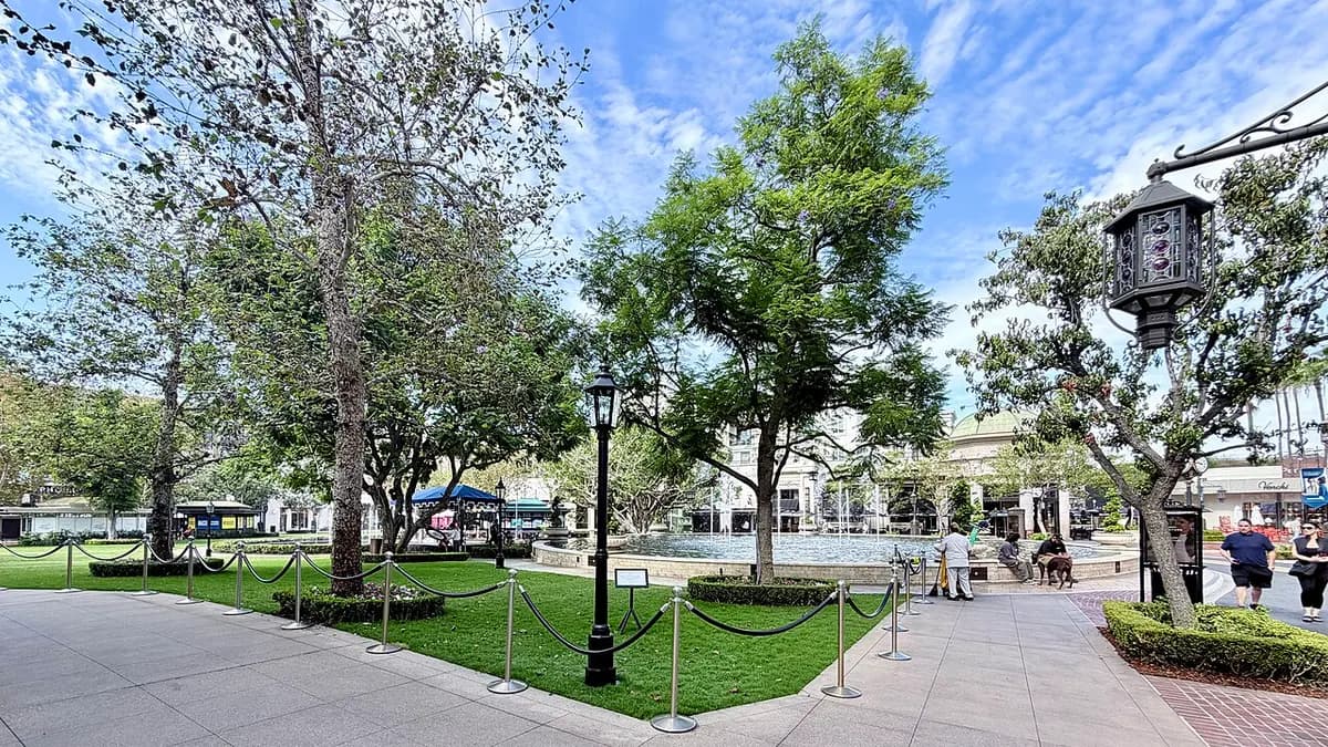 Lawn and fountain at The Americana at Brand, Glendale