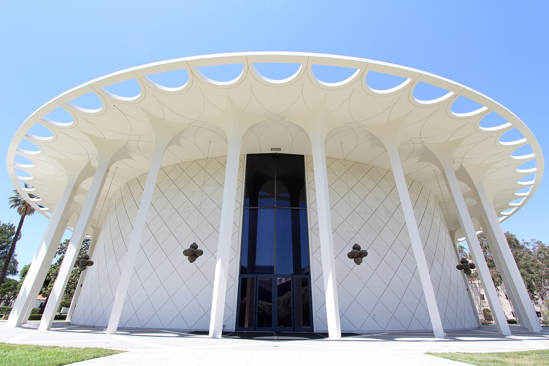 California Institute of Technology campus · Beckman Auditorium (17521897582).jpg