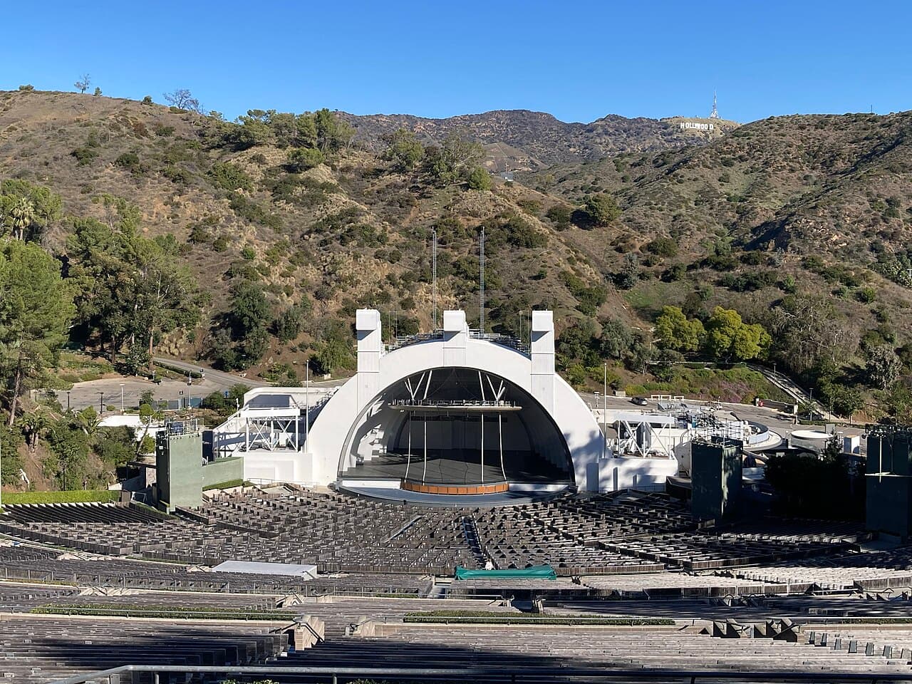 Hollywood Bowl — The Hollywood Bowl amphitheatre, stage and Hollywood sign in mountains behind
