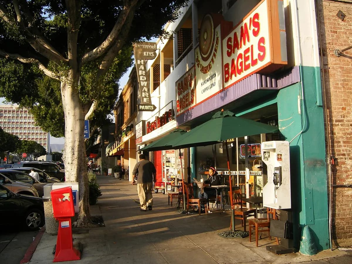 Sidewalk cafes on Larchmont Boulevard