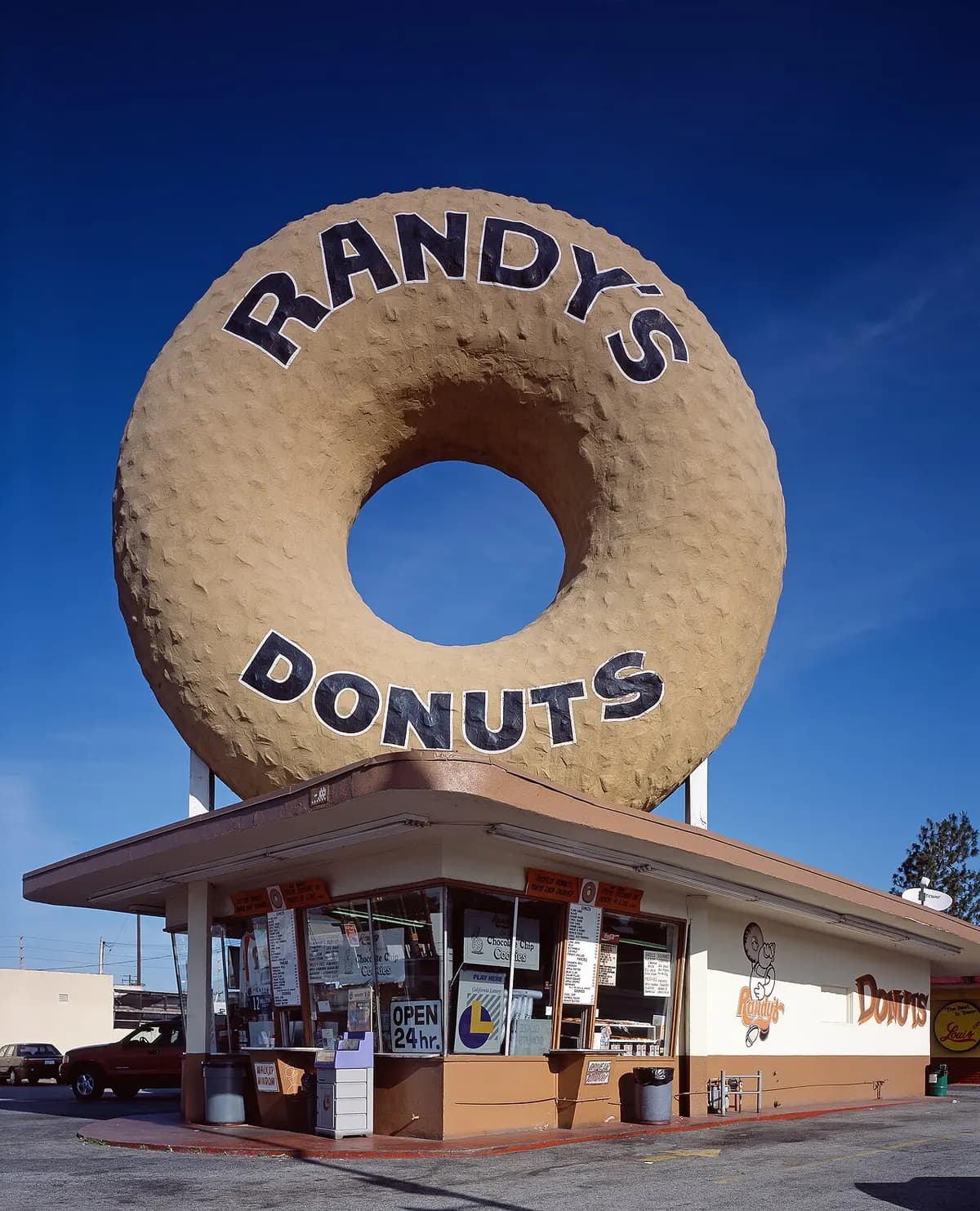 Randy's Donuts in Inglewood with the giant donut on the roof